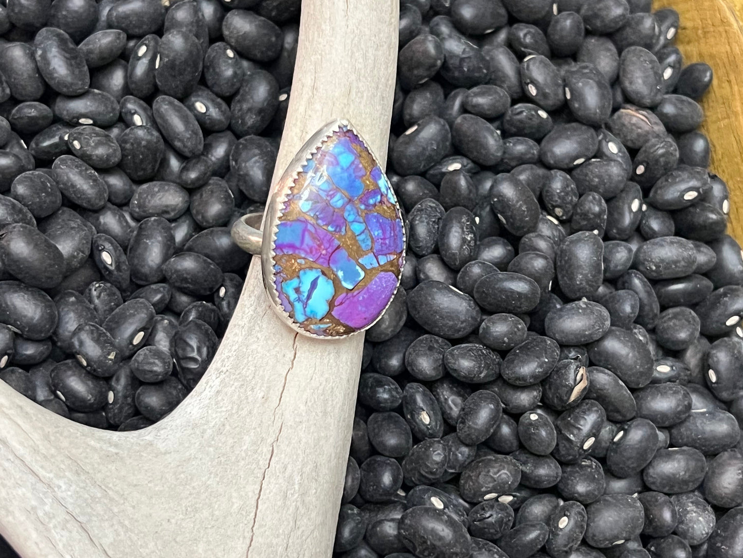 Teardrop statement ring with adjustable band