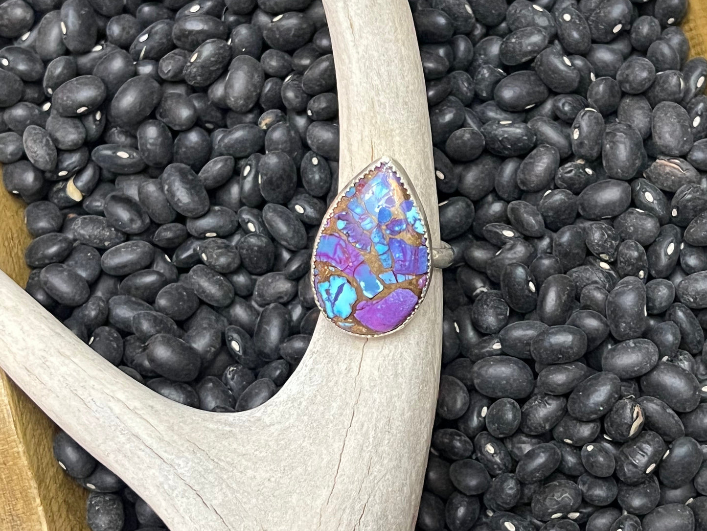 Teardrop statement ring with adjustable band